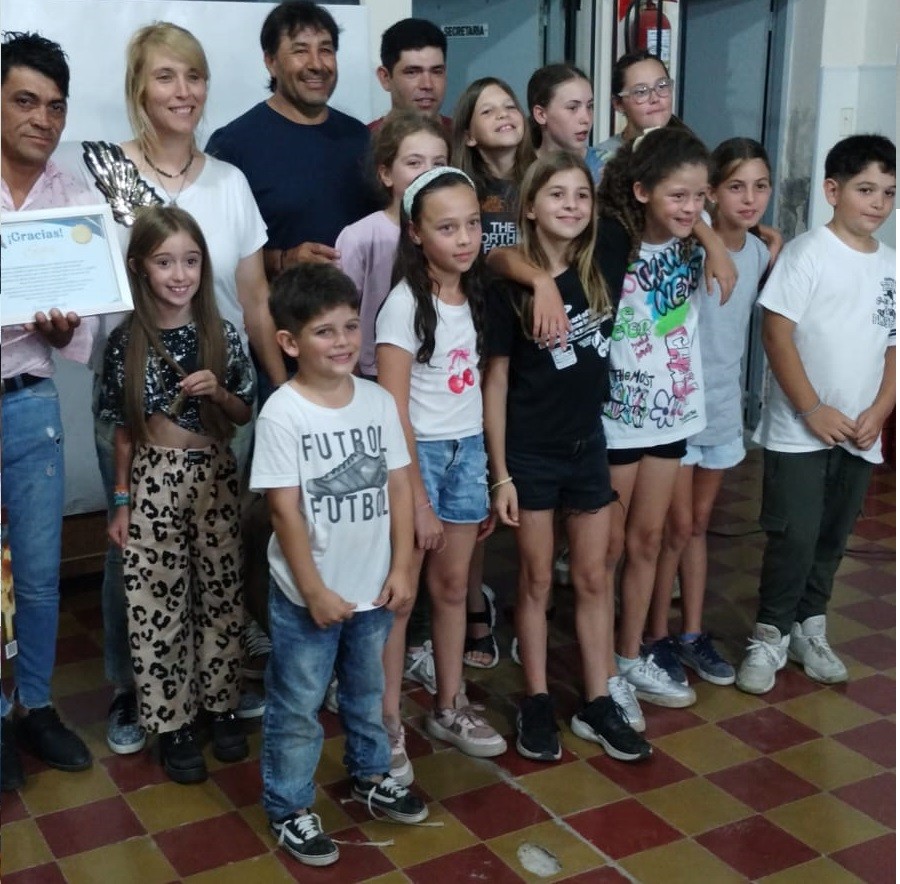Sebasti&aacute;n, Daro Dani y gustavo con los m&aacute;s peque&ntilde;os durante la celebraci&oacute;n.