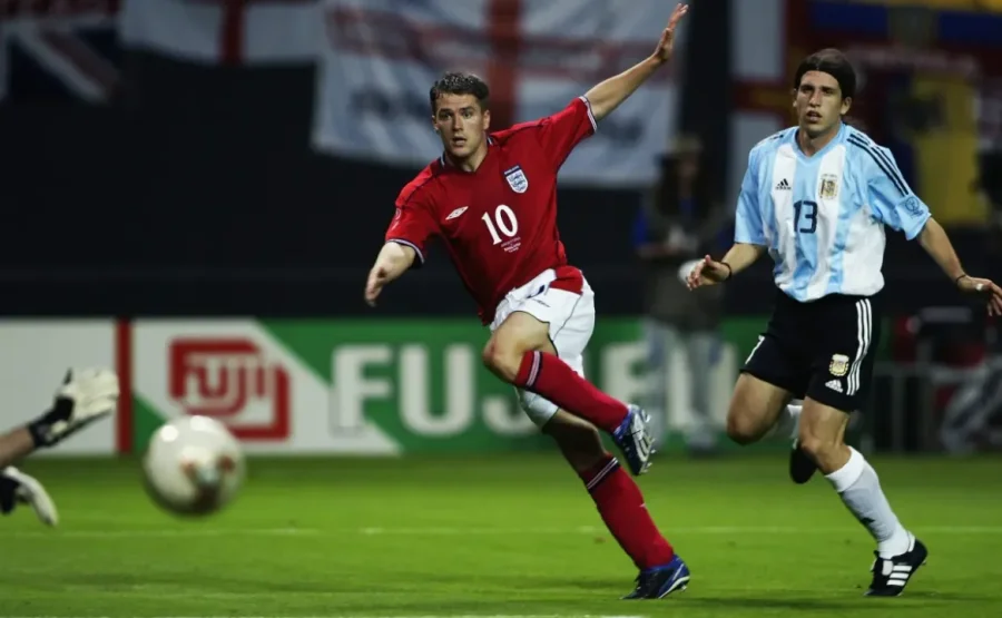 Michael Owen remata ante la mirada de Diego Placente en el partido entre Inglaterra y Argentina por la fase de grupos del Mundial de Corea y Jap&oacute;n 2002.