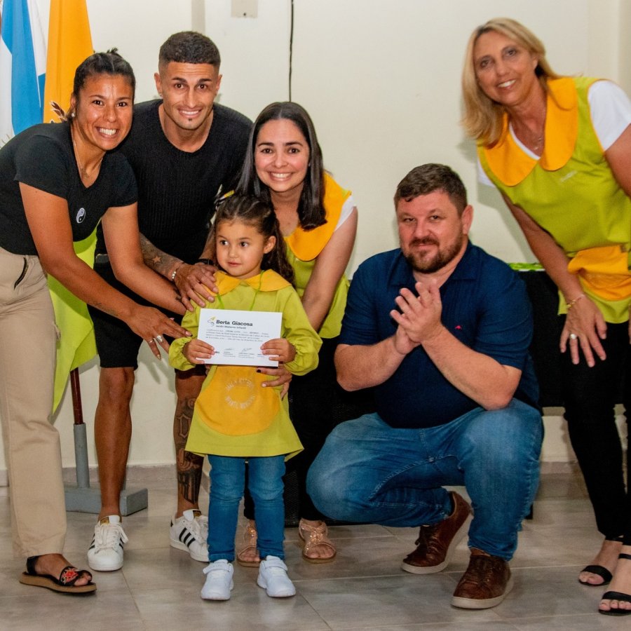 Una de las peque&ntilde;as egresadas junto a familiares, docentes y el Intendente.