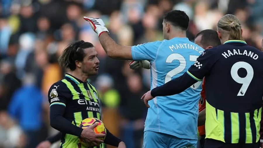 Emiliano Mart&iacute;nez se enfrenta a Jack Grealish.