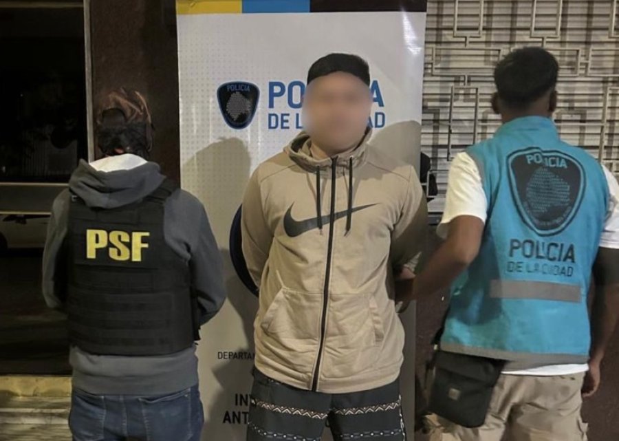 Jonatan Riquelme al momento de ser detenido en la Ciudad Aut&oacute;noma de Buenos Aires (CABA), por la polic&iacute;a de Santa Fe y polic&iacute;a de la Ciudad.