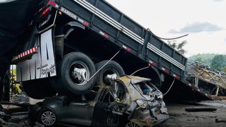 TRAGEDIA. Las autoridades indicaron que el siniestro se produjo cuando uno de los neum&aacute;ticos del autob&uacute;s revent&oacute;.