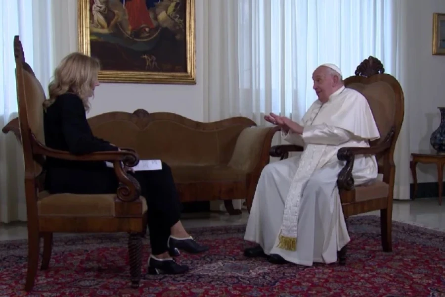Bernarda Llorente al Papa Francisco durante la entrevista.