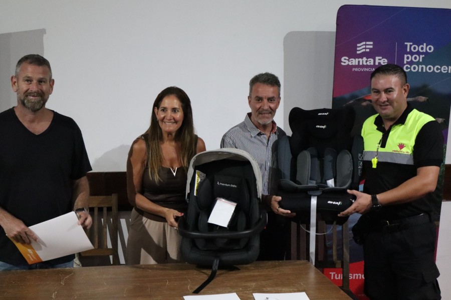 Esta semana se entregaron 100 sillas a 12 municipios y comunas para que puedan ser prestadas a los vecinos.