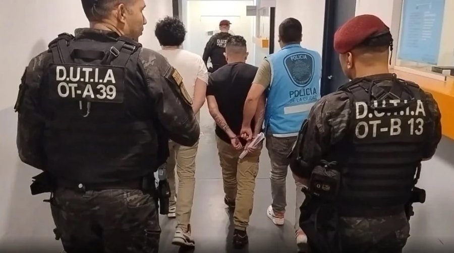 La Polic&iacute;a los intercept&oacute; cuando sal&iacute;an de un edificio ubicado en Tucum&aacute;n al 800 de CABA y se les secuestraron pertenencias.