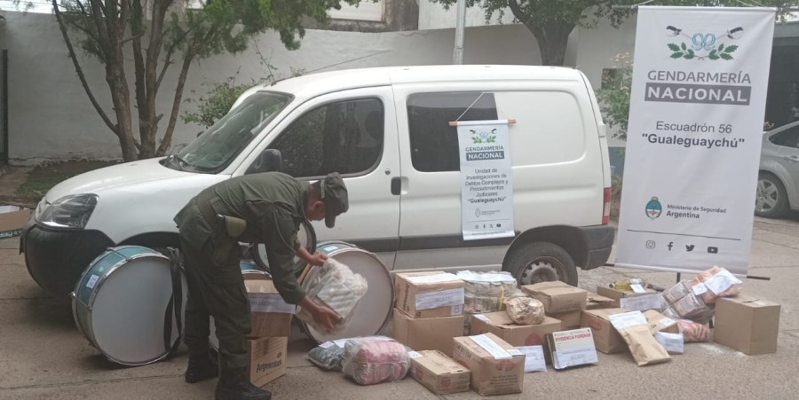 Los&nbsp;gendarmes secuestraron 1,555 kilo de marihuana, mercader&iacute;as de la canasta b&aacute;sica, dinero en efectivo y elementos de propaganda de movimientos sociales.
