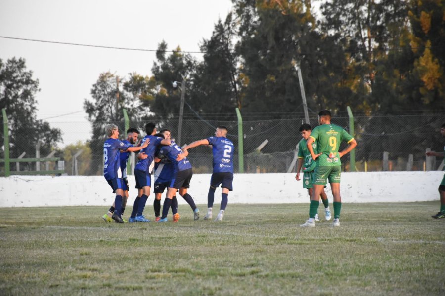 LA APERTURA. Fue sobre el final del primer tiempo con un gol en contra.
