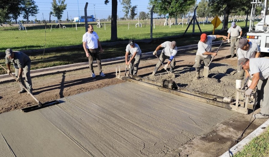 PAVIMENTO. Operarios comunales dieron inicio a la ejecuci&oacute;n de la obra.