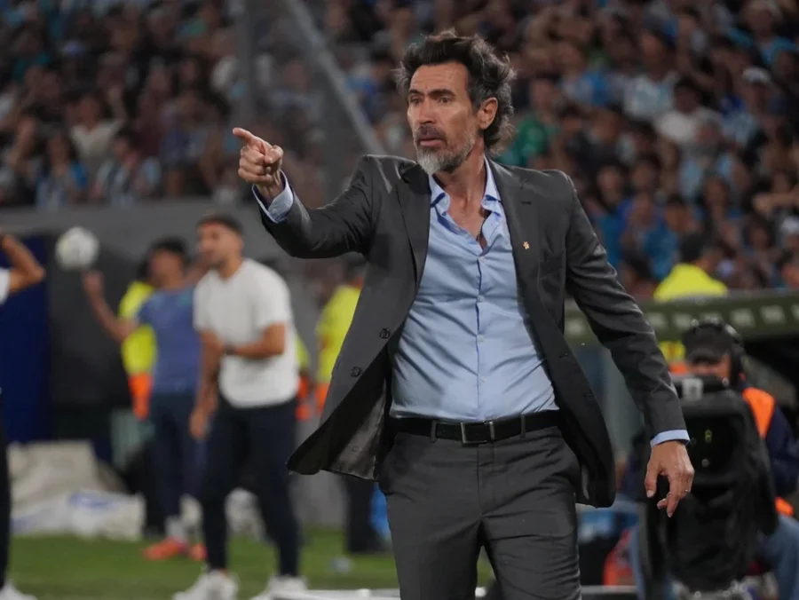 El director t&eacute;cnico de Estudiantes de La Plata, Eduardo Dom&iacute;nguez.