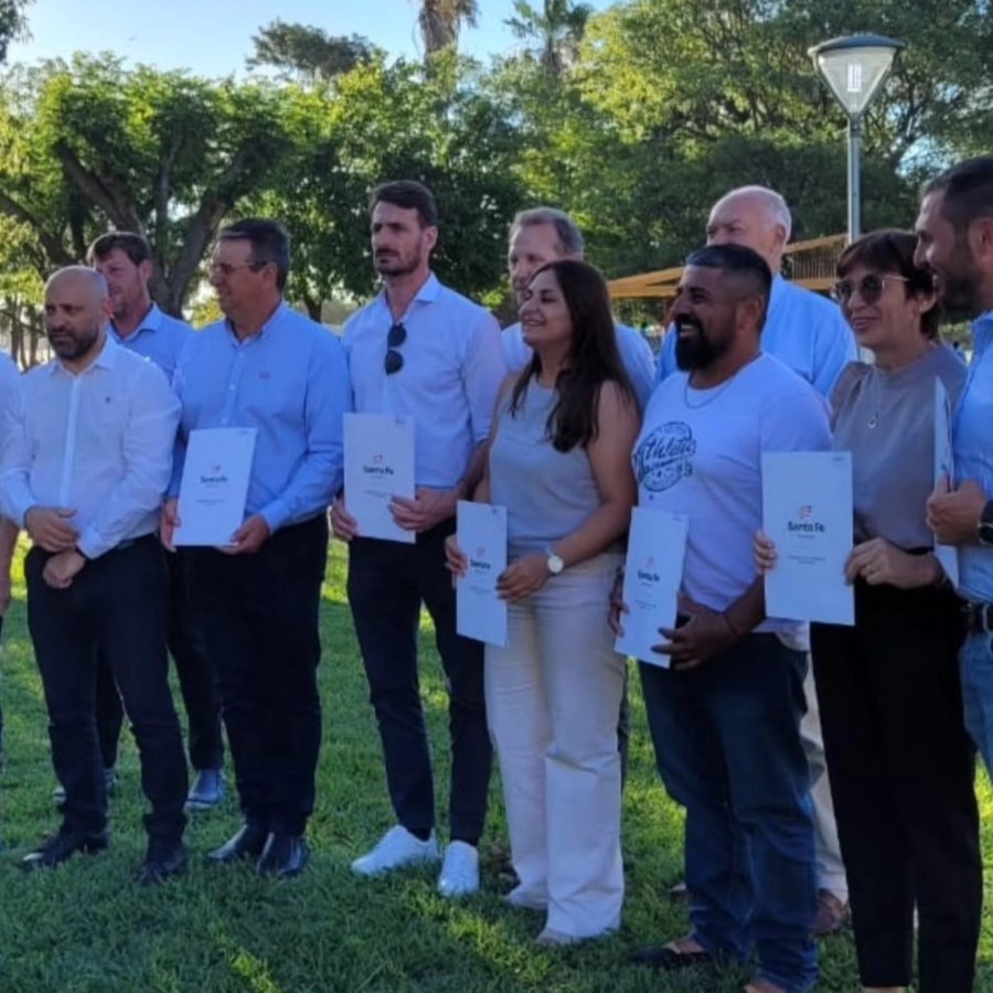 El grupo que particip&oacute; de la firma del convenio.