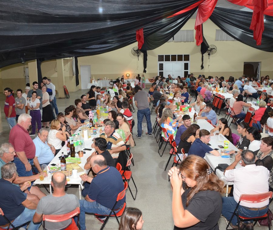 Un sal&oacute;n colmado congreg&oacute; a la comunidad.