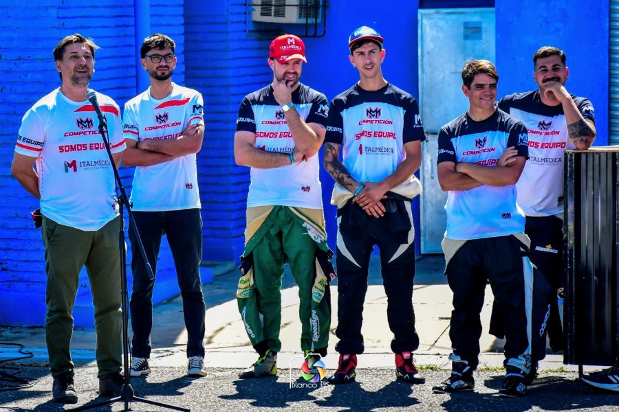 MM COMPETICI&Oacute;N. Mat&iacute;as Marengo, Maximiliano Cervetti, Nicol&aacute;s Gonz&aacute;lez, Dami&aacute;n Massara, Agust&iacute;n Tita e Iv&aacute;n Alovatti en el play&oacute;n de boxes del m&iacute;tico aut&oacute;dromo "Ciudad de Rafaela".