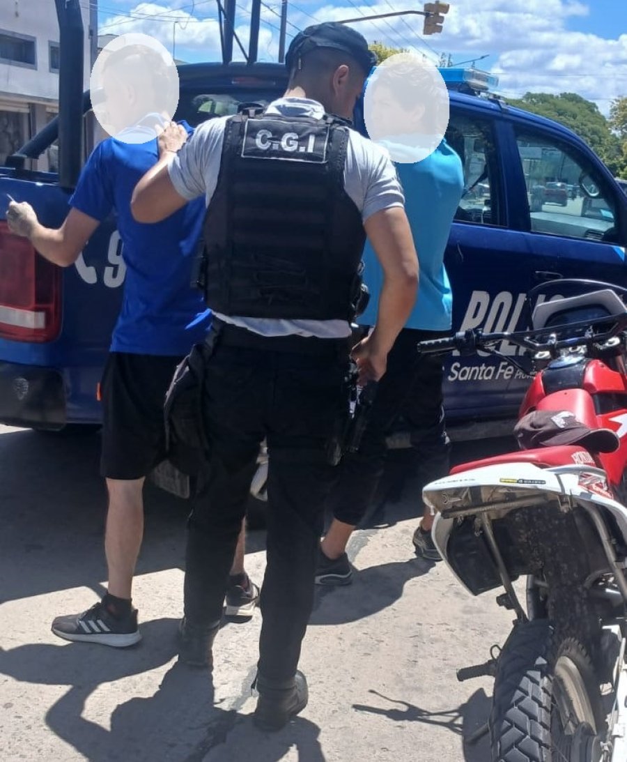 STOP. El momento de la detenci&oacute;n de los motociclistas que circulaban armados por las calles rafaelinas.