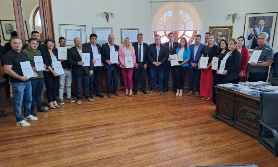 El grupo que ayer celebr&oacute; los convenios con la Provincia.