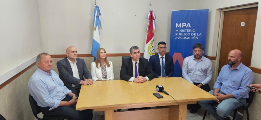 El fiscal Carlos Vottero y la fiscal Fabiana Bertero por el MPA local, estuvieron acompa&ntilde;ados del fiscal Franco Carbone y funcionarios del Ministerio de Seguridad.