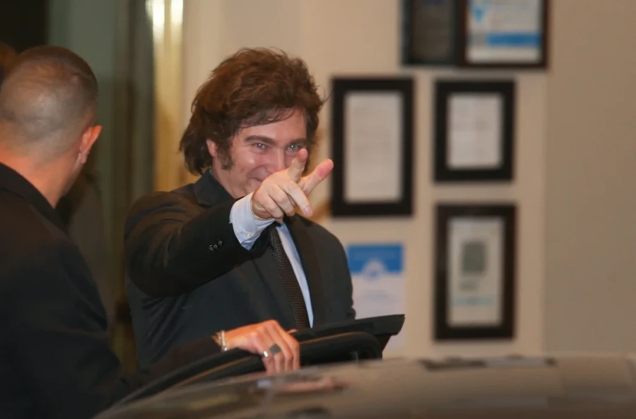 Milei apunta a levantar el cepo cambiario, pero quiere ir sobre seguro.