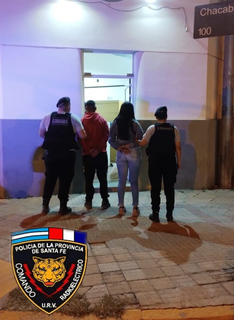 Los aprehendidos, Ayel&eacute;n L. de 26 a&ntilde;os y Santiago C. de 23 a&ntilde;os ingresando a sede policial.