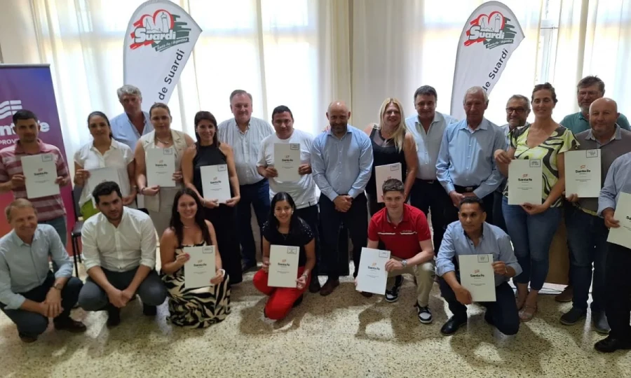 La delegaci&oacute;n de autoridades junto a los representantes de las diversas localidades.