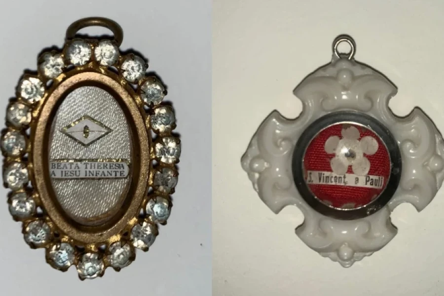 Reliquias del Bronx Una reliquia de Santa Teresita de Lisieux (izquierda) y una reliquia de San Vicente de Pa&uacute;l (derecha) de la colecci&oacute;n de reliquias de la Universidad de Manhattan.