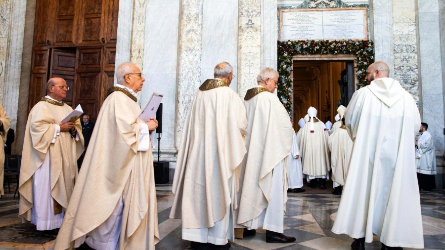 Los concelebrantes atraviesan la Puerta Santa de la Archibas&iacute;lica Papal de San Juan de Letr&aacute;n este domingo 29 de diciembre de 2024.