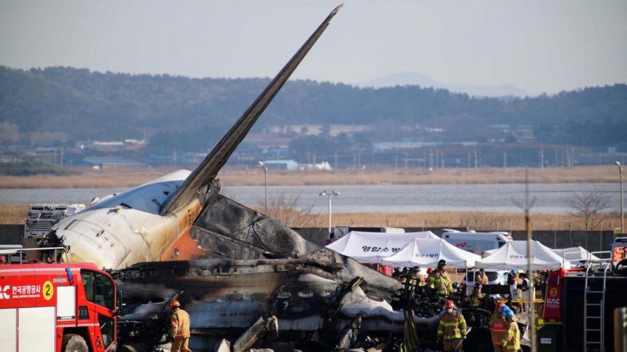TRAGEDIA AREA. Fallcieron 179 personas y dos sobreviven en el peor accidente de avi&oacute;n de la historia de Corea del Sur.