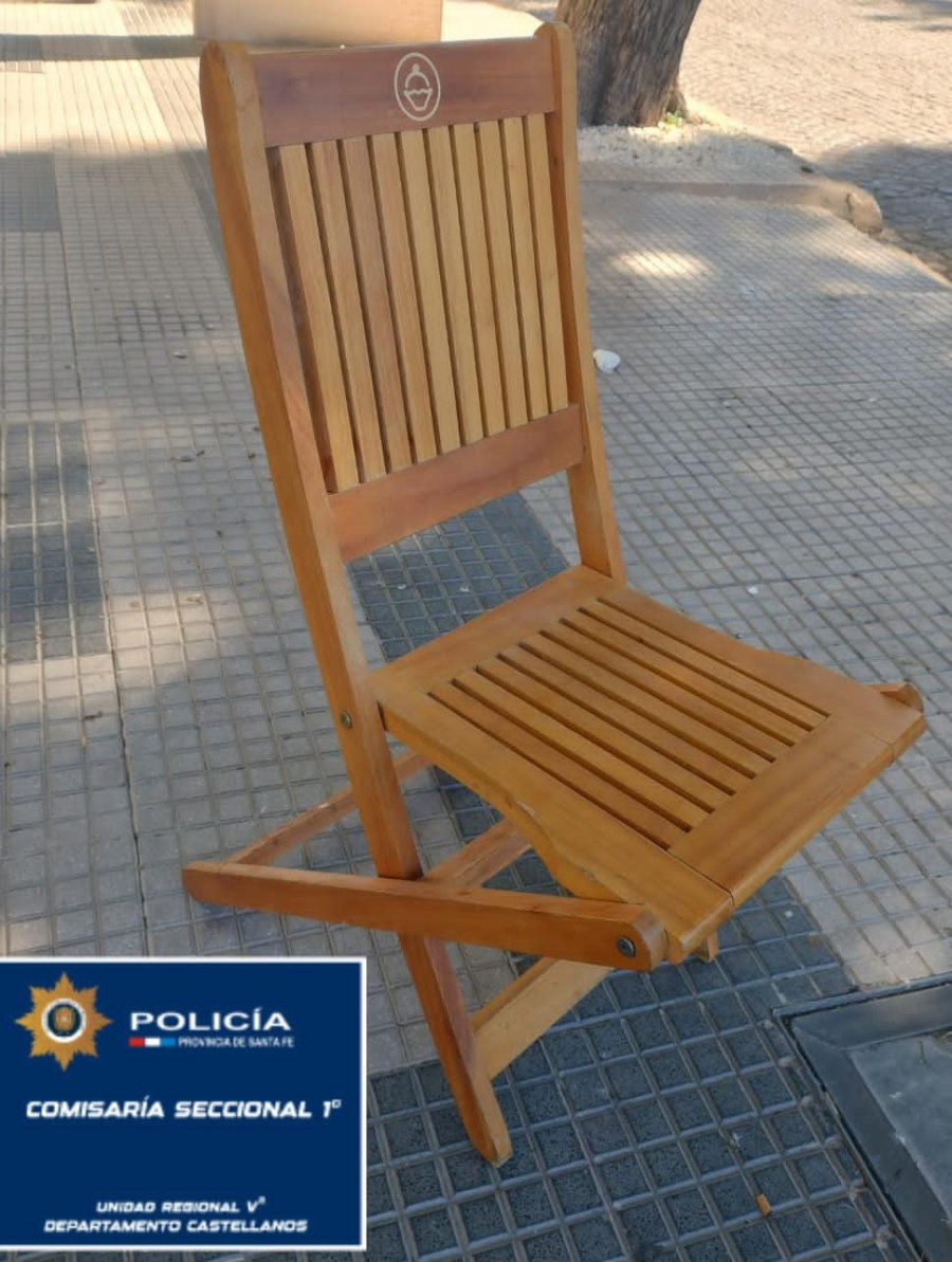 A un ciclista que pasaba frente a una helader&iacute;a le gust&oacute; una silla, la carg&oacute; en la bicicleta y se la llev&oacute;.