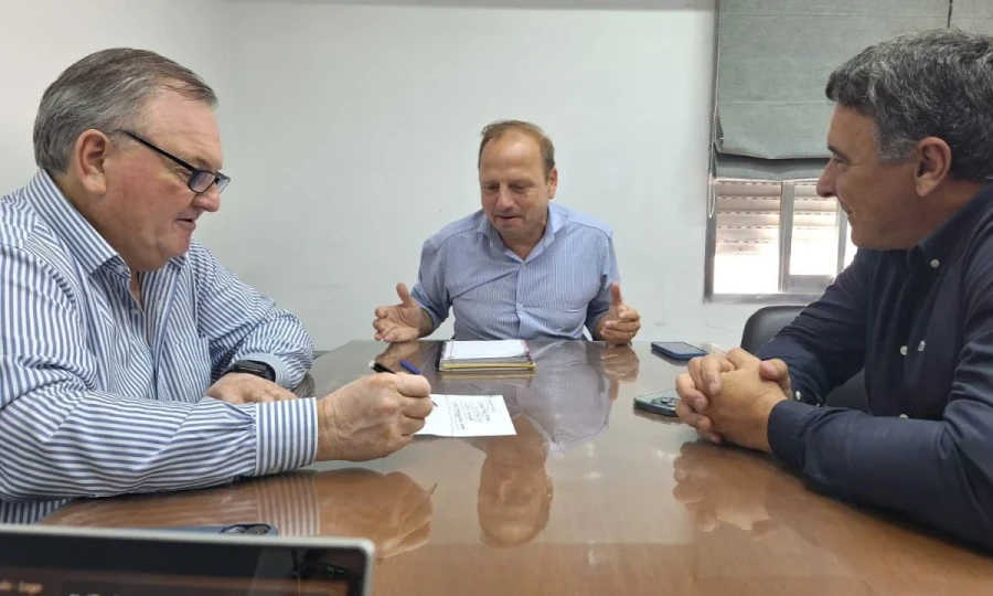 Felipe Michlig, Lucas Crivelli y Marcelo Gonz&aacute;lez durante el encuentro.