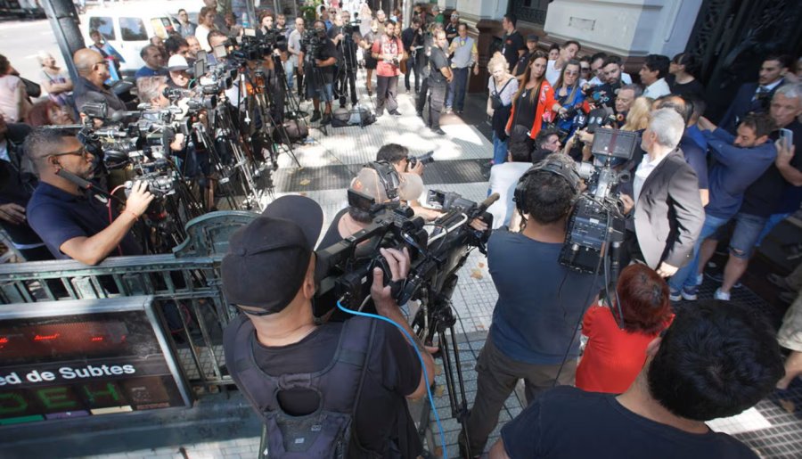 La muerte de Lanata gener&oacute; un enorme foco de inter&eacute;s de la prensa nacional e internacional, en este caso caso en la sede de la Casa de la Cultura donde velaron los restos del periodista. (TN)