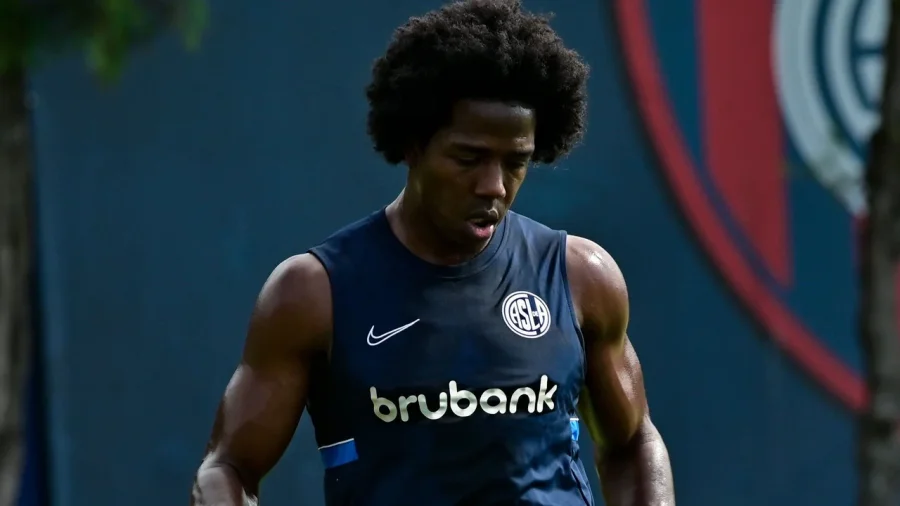 Carlos S&aacute;nchez, en un entrenamiento con San Lorenzo.