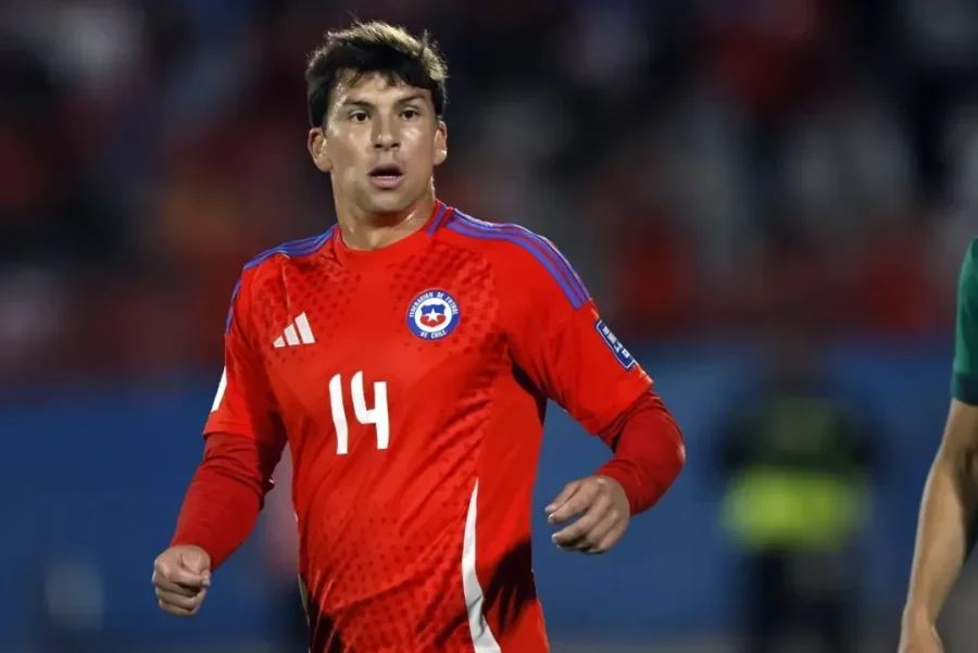 Gonzalo Tapia jugando para la Selecci&oacute;n chilena.