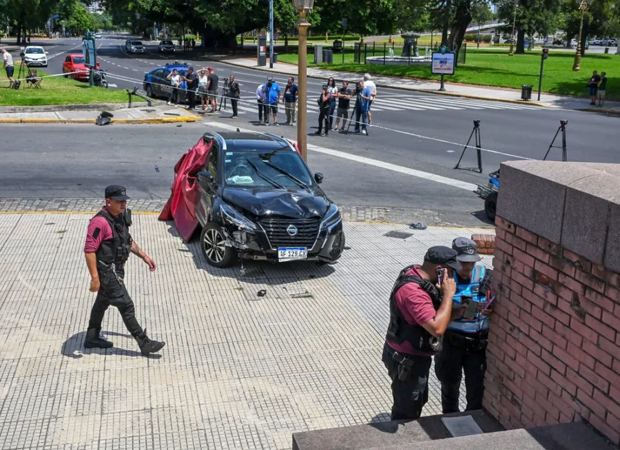 El auto subi&oacute; a la vereda y atropell&oacute; a la pareja de turistas que esperaba el cambio de sem&aacute;foro.&nbsp;