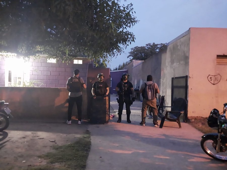 Los allanamientos se realizaron en domicilios de calle Carlos Gardel al 500 y Pasaje Baroni al 300.