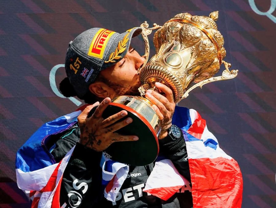 Lewis Hamilton festejando una victoria con el equipo Mercedes.