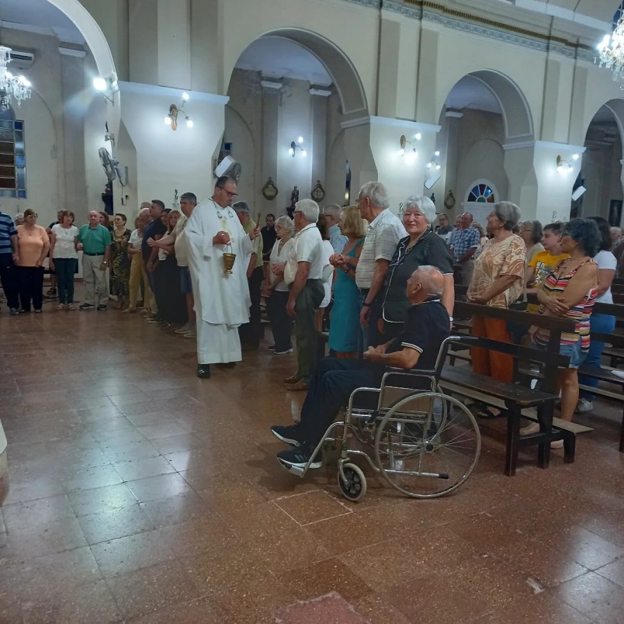 BENDICI&Oacute;N. El p&aacute;rroco, Fernando Sepertino, durante una de las misas bendiciendo a los matrimonios.