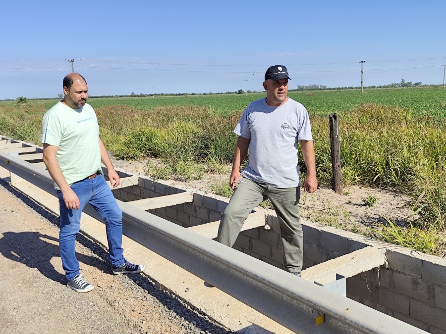 OBRAS. Jos&eacute; Barbero visitando la segunda etapa de revestimiento del canal perimetral.