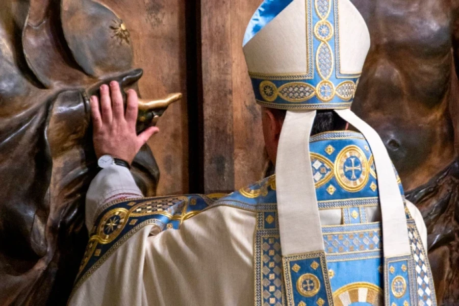 JUBILEO. El Cardenal Rolandas Makrickas abre la Puerta Santa de la Bas&iacute;lica Santa Mar&iacute;a la Mayor.