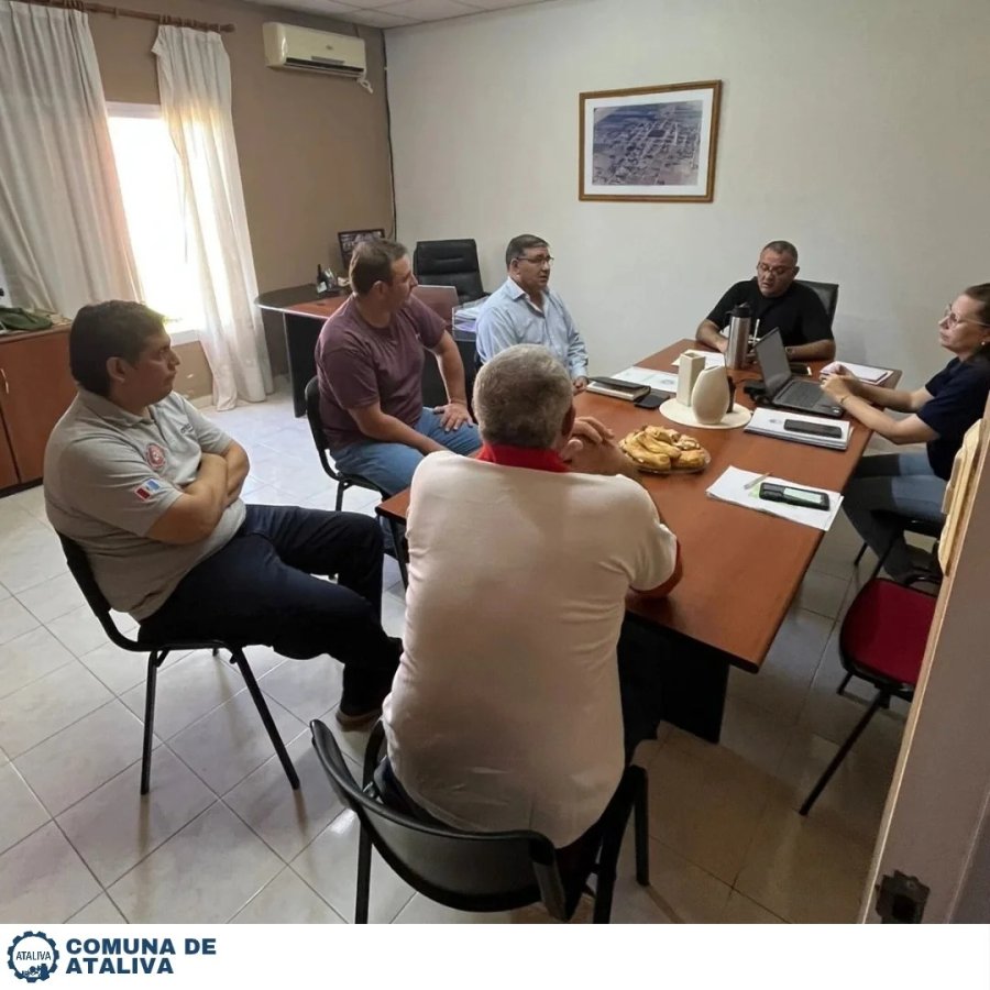 Jos&eacute; Alvarez y miembros de las fuerzas vivas durante la reuni&oacute;n.