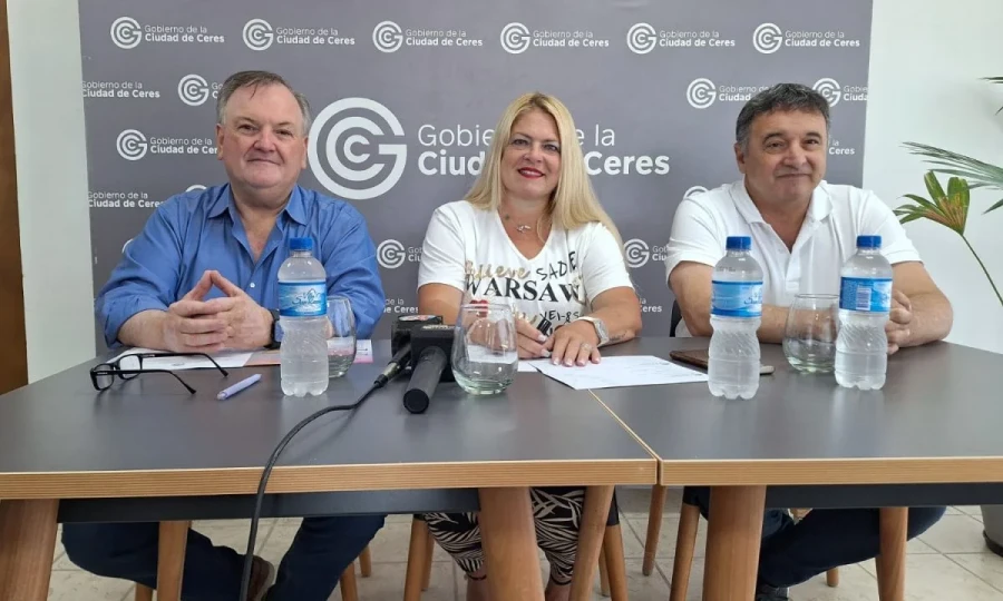 Felipe Michlig, Alejandra Dupouy y Marcelo Gonz&aacute;lez, durante el acto.