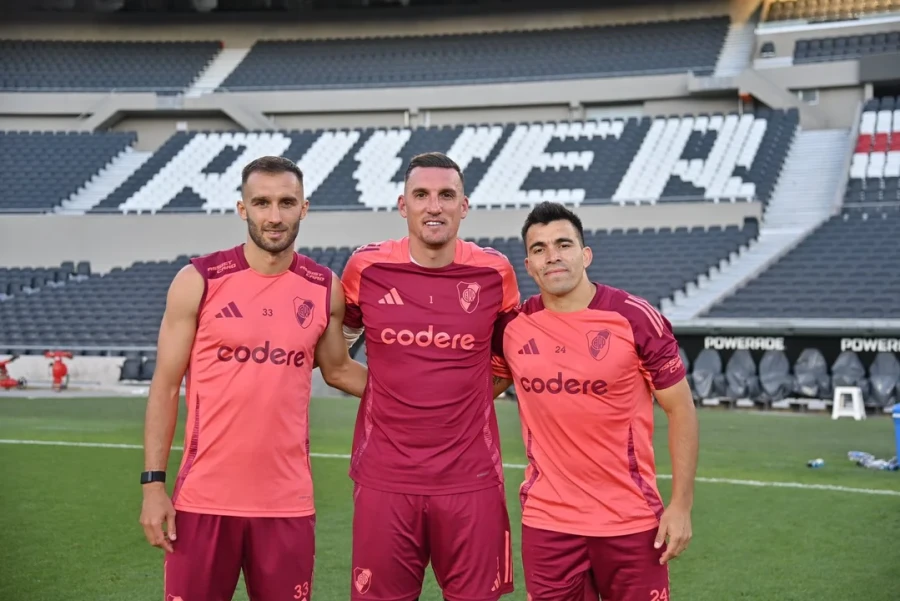CAMPEONES DEL MUNDO. Pezzella, Armani y Acu&ntilde;a.