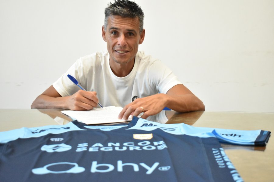 CONTINUIDAD RUBRICADA. El entrenador oficializando el v&iacute;nculo hasta fin de a&ntilde;o.