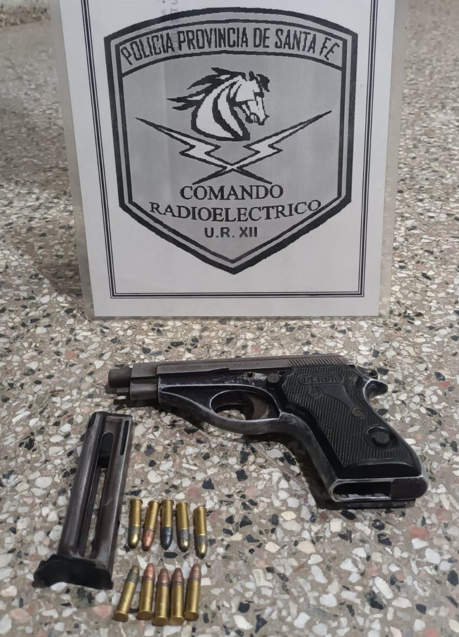 La pistola calibre 22 con cartuchos intactos secuestrada por la Polic&iacute;a.