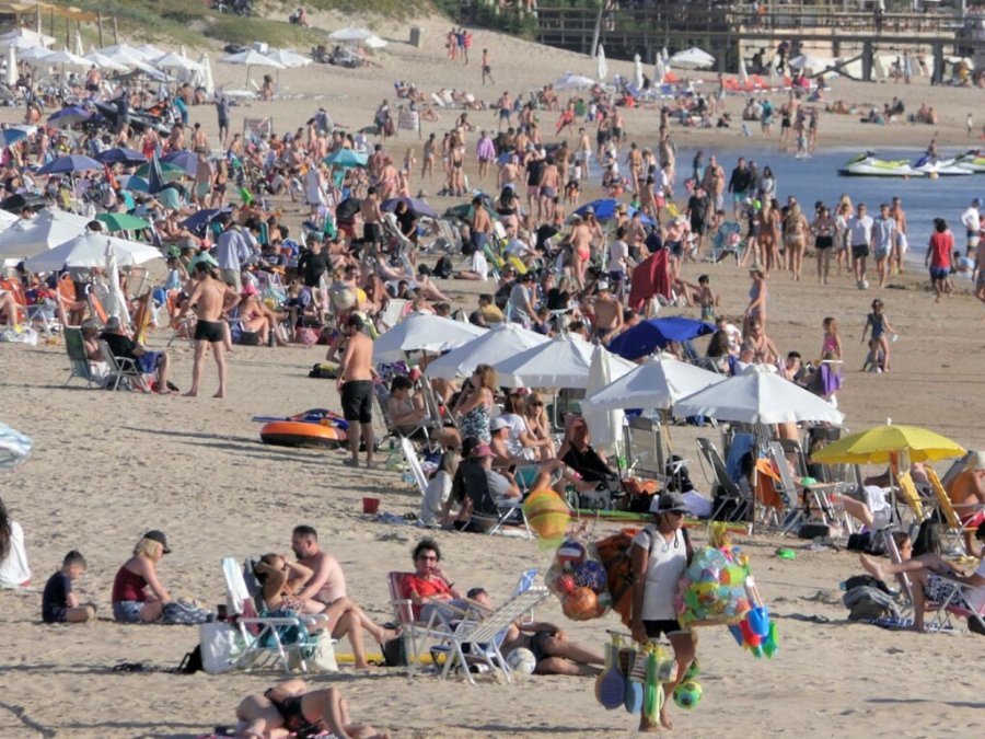 BOOM DE ARGENTINOS. Muchos turistas eligieron las playas uruguayas para vacacionar en este verano 2025.