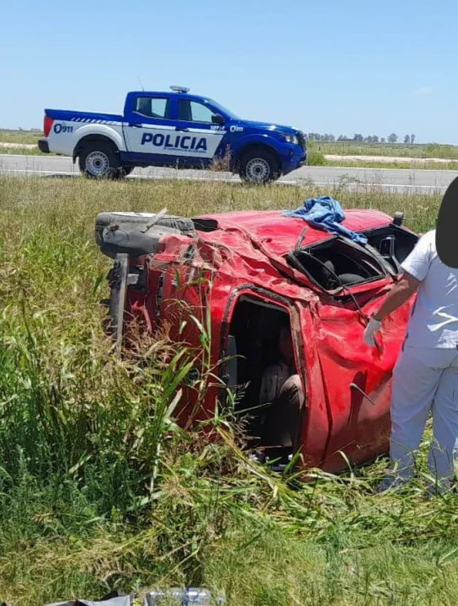 Un autom&oacute;vil Volkswagen Fox, con tres ocupantes, sali&oacute; de la calzada y protagoniz&oacute; varios tumbos.