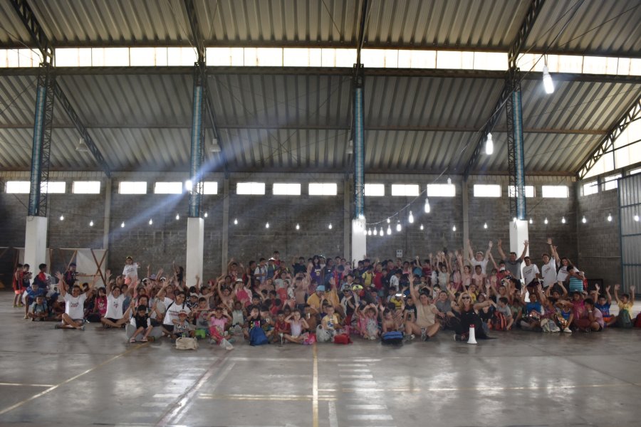 Los ni&ntilde;os y los Reyes Magos en el Polideportivo.