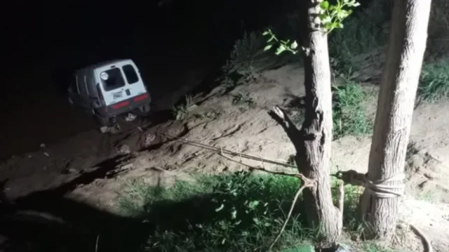 El utilitario cay&oacute; al r&iacute;o y atropell&oacute; al nene que se encontraba acampando con su familia.