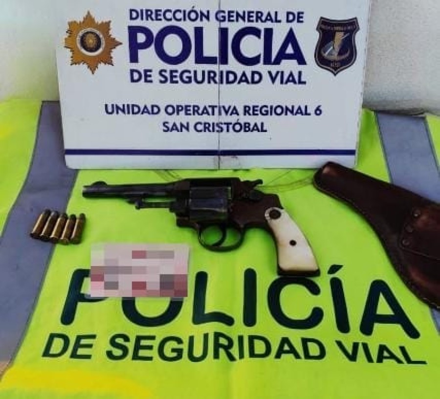 El rev&oacute;lver que transportaba el camionero trasladado a Comisar&iacute;a 1a. de San Crist&oacute;bal.