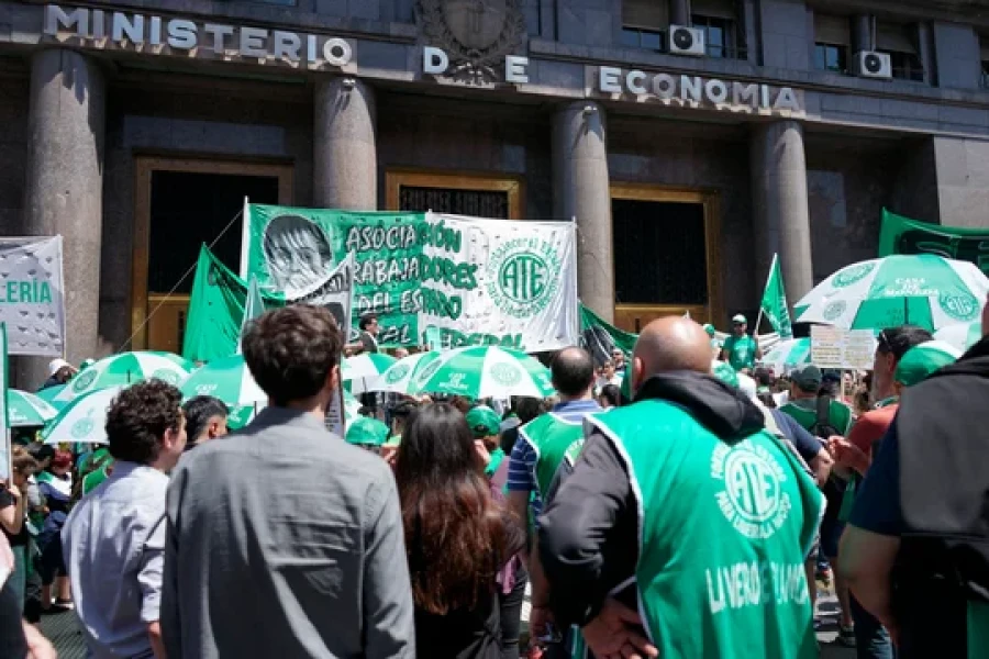 El Gobierno extendi&oacute; por un a&ntilde;o las pautas con la que se negociar&iacute;an los salarios de los empelados estatales.