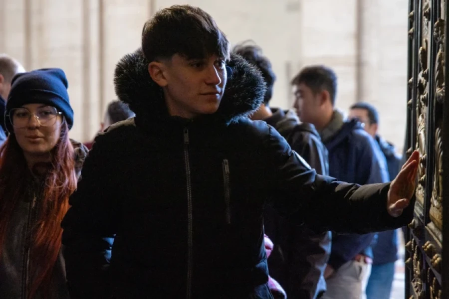 Peregrinos cruzan la Puerta Santa de la Bas&iacute;lica de San Pedro en el Vaticano.