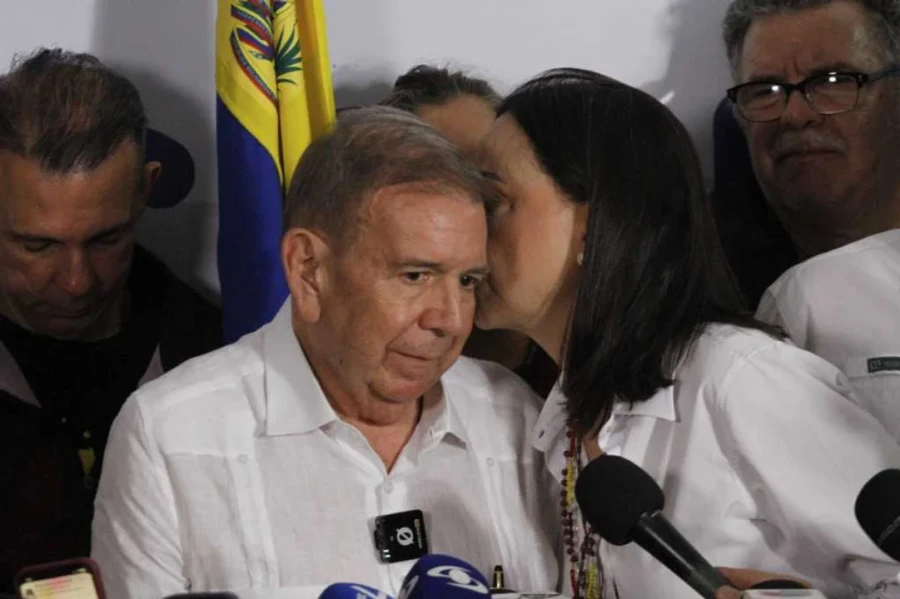 Edmundo Gonz&aacute;lez Urrutia con Mar&iacute;a Corina Machado.