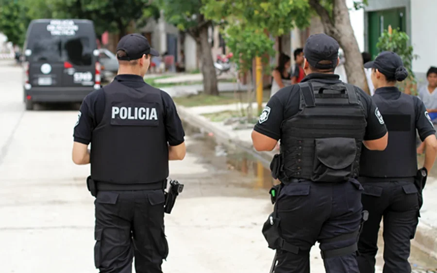 Secuestraron 20 armas blancas, cartuchos, una ballesta, marihuana, envoltorio con coca&iacute;na y un celular.